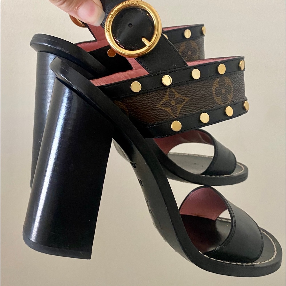 OFFICIAL LOUIS VUITTON passenger sandal